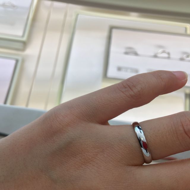 【ヴァン クリーフ＆アーペル(Van Cleef & Arpels)の口コミ】 ３，４ミリ幅のシンプルリング、２．５ミリ幅の四角いタイプのリングを試…