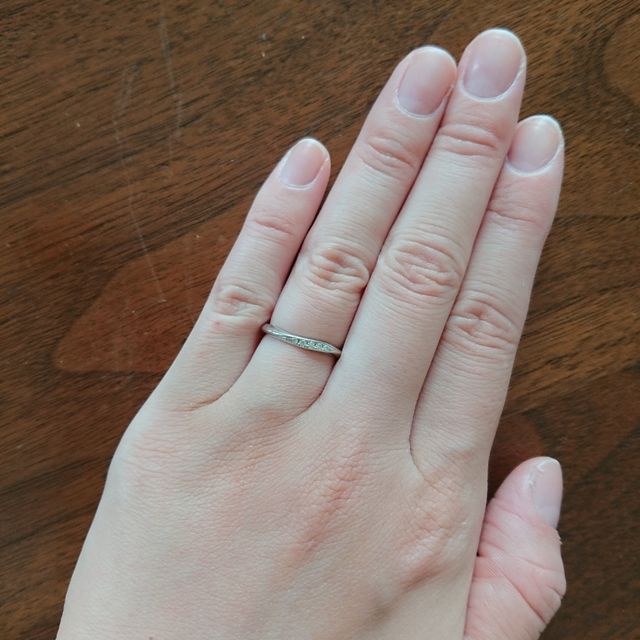 【ラザール ダイヤモンド(LAZARE DIAMOND)の口コミ】 仕事柄、指輪が引っ掛からないよう細身の物がいいなと考えていました。細…