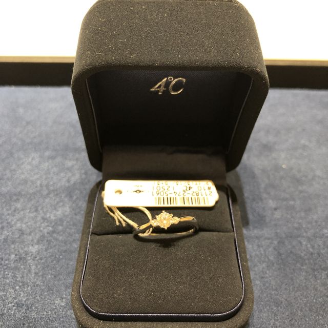 【4℃ BRIDAL(ヨンドシーブライダル)の口コミ】 マリッジリングのことも考えたら、デザインが良かった。
価格帯もすごくよ…