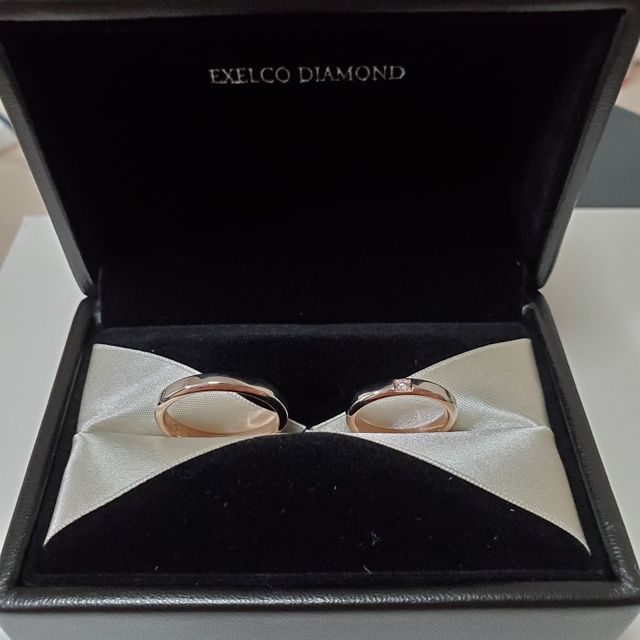 【エクセルコダイヤモンド(EXELCO DIAMOND)の口コミ】 二人でつけて結婚指輪感があるのを選びました。
あと着け心地です。内側が…