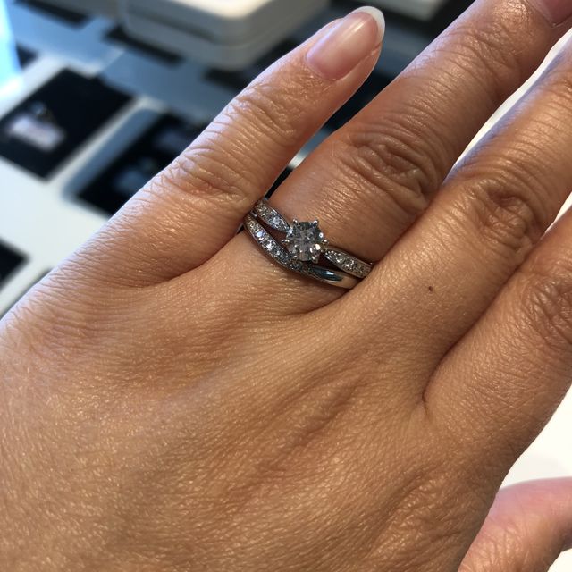 【I's stone(アイズストーン)の口コミ】 中央横にメレダイヤが入っているもので探しており、どこからみてもキラキ…