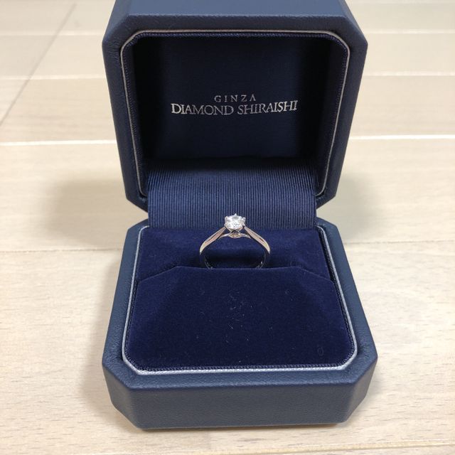 【銀座ダイヤモンドシライシの口コミ】 ダイヤモンドが目立つようにデザインはシンプルなものにさせていただきま…