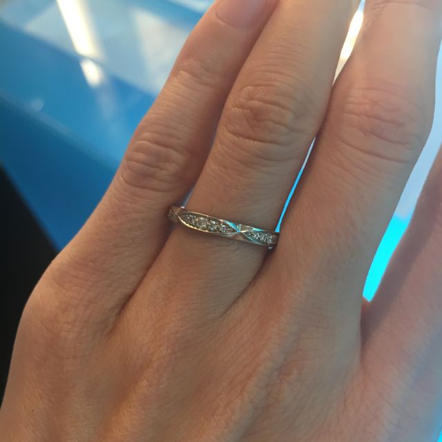 【【閉業】フラー・ジャコー(FURRER-JACOT)の口コミ】 デザインがすごく可愛かった。指輪を横から見ると花の形になっていて、で…