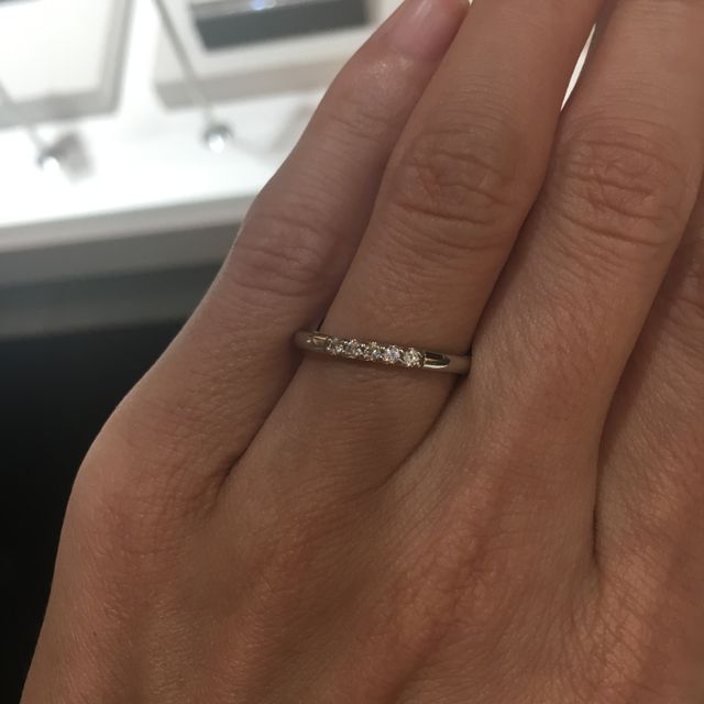 【Desserts(デザート)の口コミ】 幅が2.5ミリと細身なのででが小さい人や指が細い人にはとても似合いそう。…