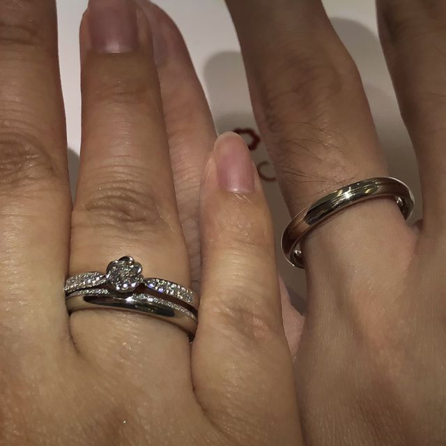 【TRECENTI(トレセンテ)の口コミ】 上半分がハーフエタニティのようになっている結婚指輪です。ハーフエタニ…