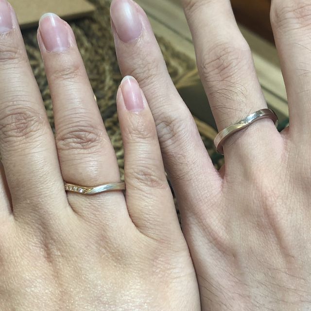 【杢目金屋(もくめがねや)の口コミ】 ほどよい太さ、そして木目金がきれいな指輪です。
女性側は半分がゴールド…