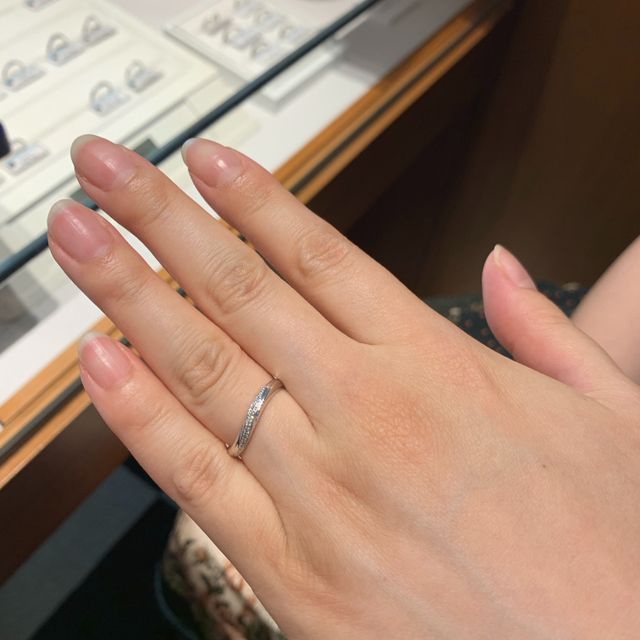 【銀座ダイヤモンドシライシの口コミ】 素材がPt、デザインは柔らかい雰囲気若しくは変化のあるものを求めていた…