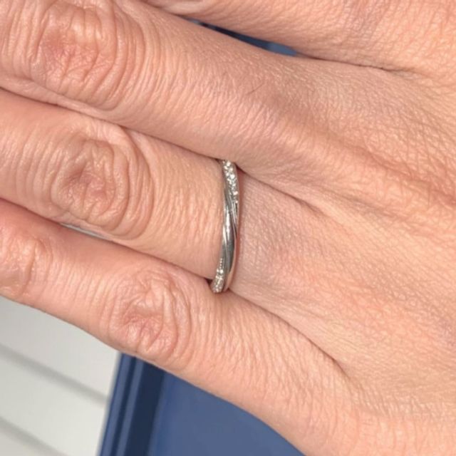 【銀座ダイヤモンドシライシの口コミ】 婚約指輪との重ね付けを考慮していた事と、できれば毎日着けていたいので…