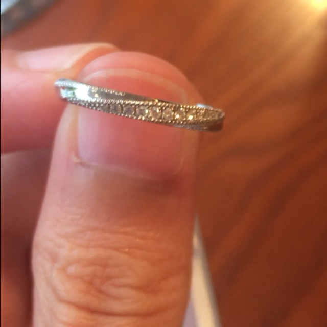 【I's stone(アイズストーン)の口コミ】 ストレートタイプでダイヤとミルが斜めに入っているデザインが他のブラン…