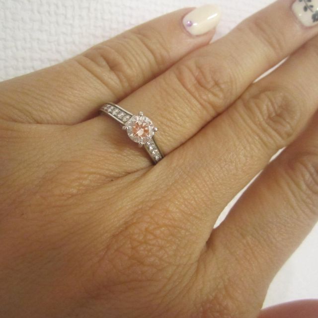 【カルティエ(Cartier)の口コミ】 一粒ダイヤの横にパヴェダイヤが入っているタイプ希望でこちらのものにし…
