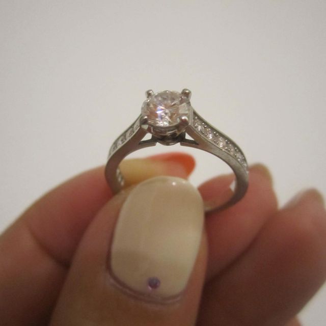 【カルティエ(Cartier)の口コミ】 一粒ダイヤの横にパヴェダイヤが入っているタイプ希望でこちらのものにし…