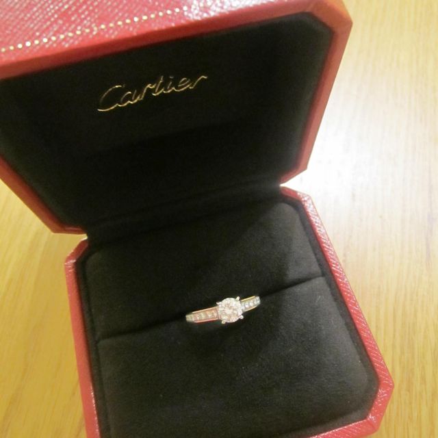 【カルティエ(Cartier)の口コミ】 一粒ダイヤの横にパヴェダイヤが入っているタイプ希望でこちらのものにし…