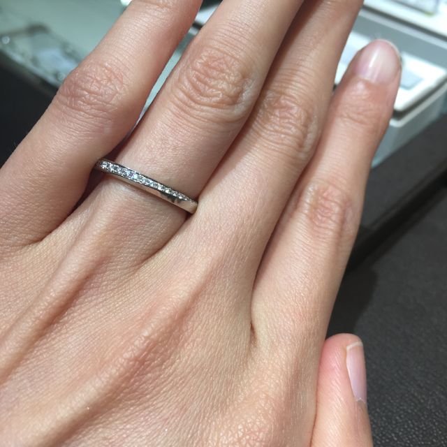 【アイプリモ(I-PRIMO)の口コミ】 婚約指輪と重ねづけがしやすいストレートタイプの結婚指輪を探していてダ…
