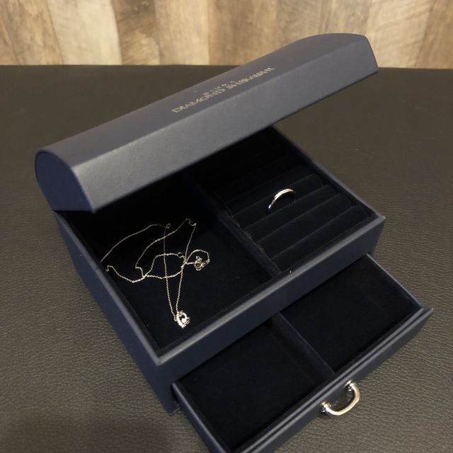 【銀座ダイヤモンドシライシの口コミ】 メレダイヤが5石ついています。小さいですが一つ一つがすごく輝いていて、…