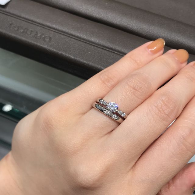 【アイプリモ(I-PRIMO)の口コミ】 サイドにメレダイヤがついた婚約指輪が好みだったので、こちらを試着しま…