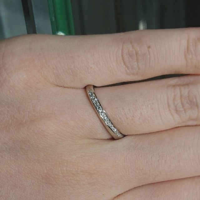 【アイプリモ(I-PRIMO)の口コミ】 メレダイヤがたくさん付いており華やかな存在感があると同時に斜めに配置…