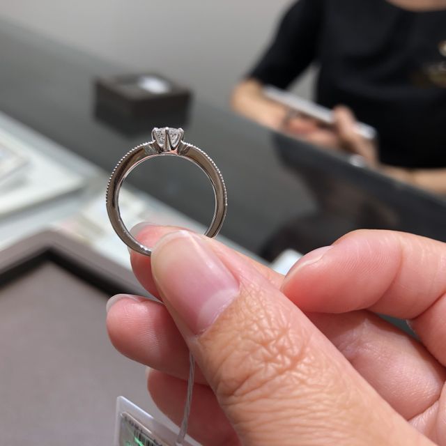 【アイプリモ(I-PRIMO)の口コミ】 横にメレダイヤが入った立て爪タイプのデザインです。
ミル打ちなので、横…