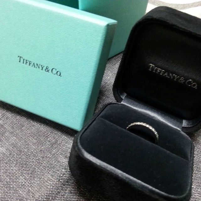 【ティファニー(Tiffany & Co.)の口コミ】 婚約指輪と結婚指輪の両方をしていたかったので、この形に決めました。ダ…