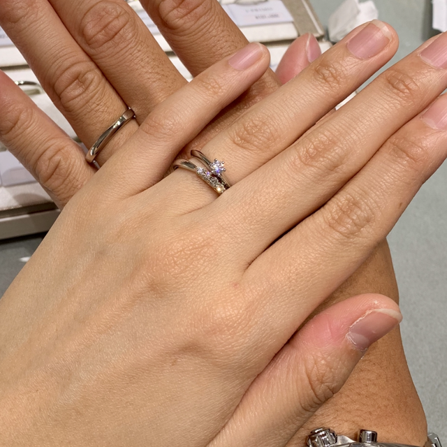 【アイプリモ(I-PRIMO)の口コミ】 つけ心地もなめらかでとてもよく、大きなダイヤがキラキラに光るデザイン…