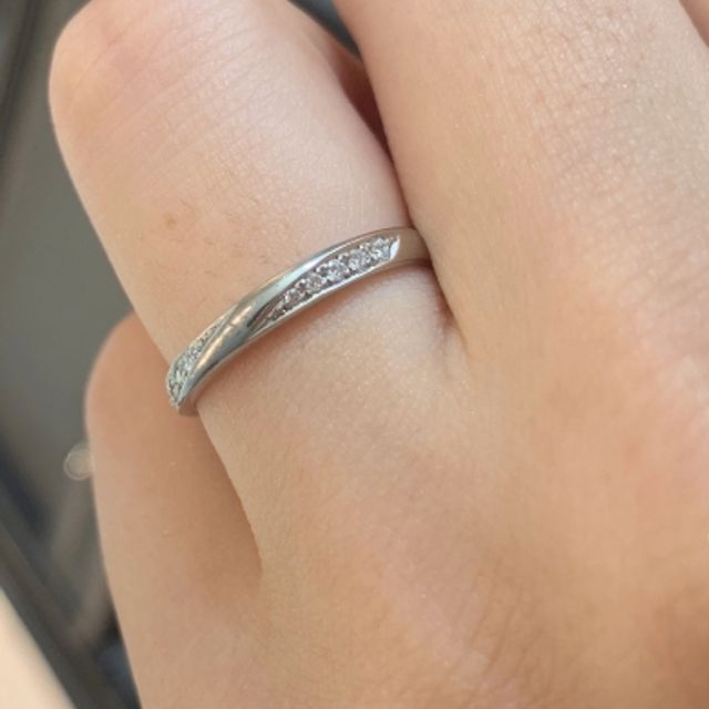 【エクセルコダイヤモンド(EXELCO DIAMOND)の口コミ】 シンプルなデザインで上品な印象の為、職場で着けるのにも問題ないと考え…