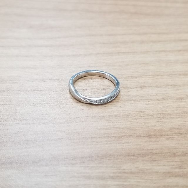 【俄(にわか)の口コミ】 控えめでシンプルなデザインで、何歳になっても飽きがこないと思い選びま…