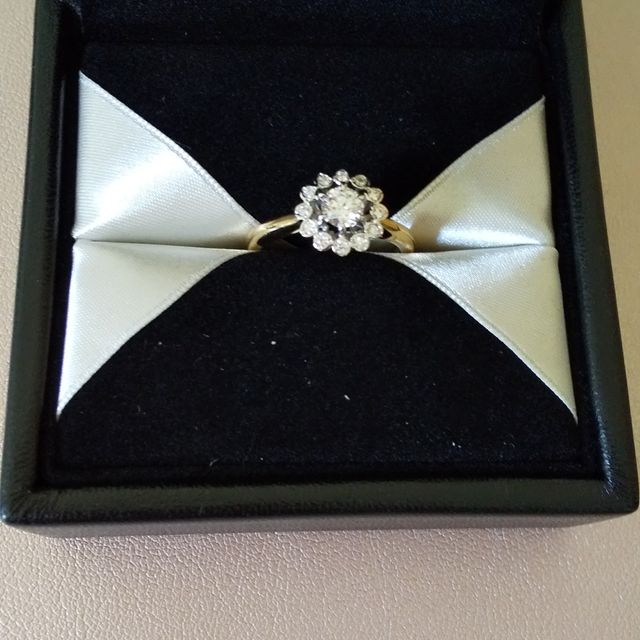 【エクセルコダイヤモンド(EXELCO DIAMOND)の口コミ】 花のような指輪のデザインが気に入って購入しました。少しアンティーク風…