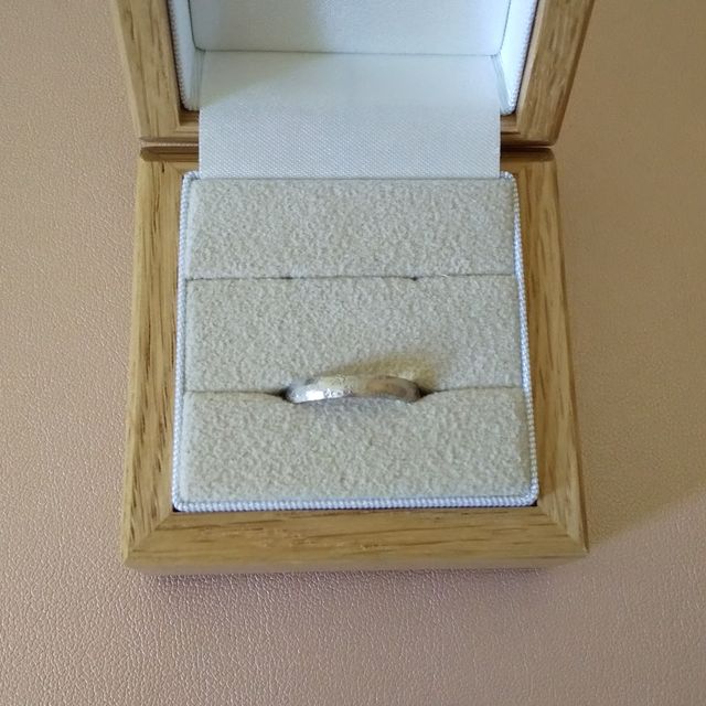 【メデルジュエリー(Mederu jewelry)の口コミ】 打ち目が入ったプラチナの指輪です。シンプルだけど個性もあるところが気…