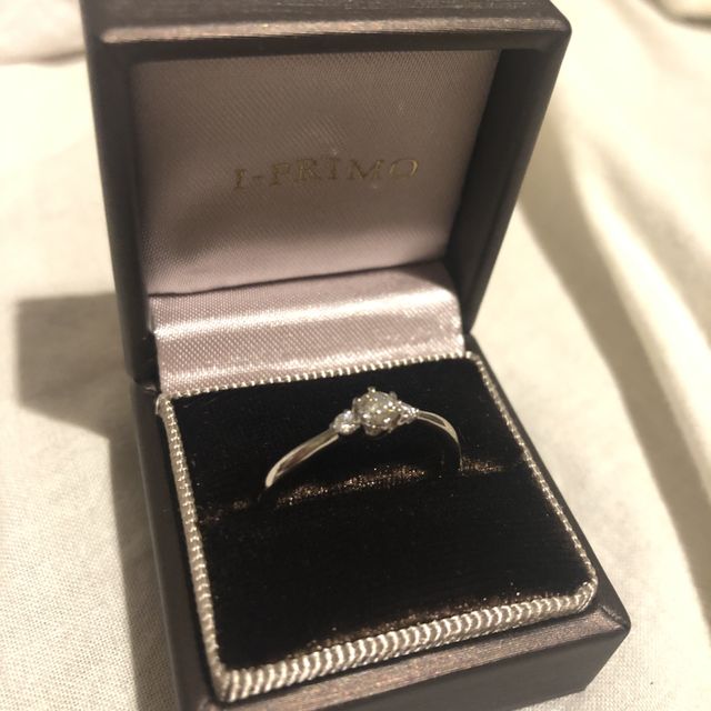 【アイプリモ(I-PRIMO)の口コミ】 中央だけでなく、両サイドにもダイヤがあるデザインがとても可愛くて一目…