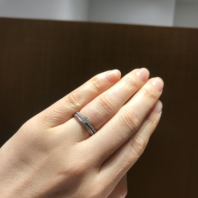 【銀座ダイヤモンドシライシの口コミ】 ウェーブ状のひねりのたる指輪に小さなダイヤが敷き詰められているデザイ…