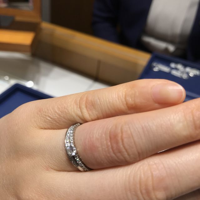 【銀座ダイヤモンドシライシの口コミ】 ウェーブ状のひねりのたる指輪に小さなダイヤが敷き詰められているデザイ…