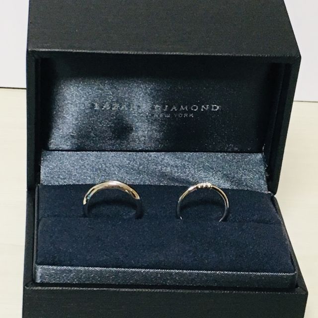 【ラザール ダイヤモンド(LAZARE DIAMOND)の口コミ】 シンプルで控えめながら、気品のあるデザイン性の高さがこちらの指輪を選…