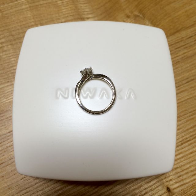 【俄(にわか)の口コミ】 私達は結婚を決めてから一緒に婚約指輪を探しました。色々と前調べで見て…