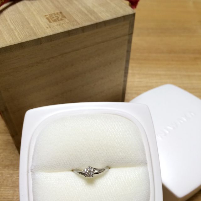 【俄(にわか)の口コミ】 私達は結婚を決めてから一緒に婚約指輪を探しました。色々と前調べで見て…