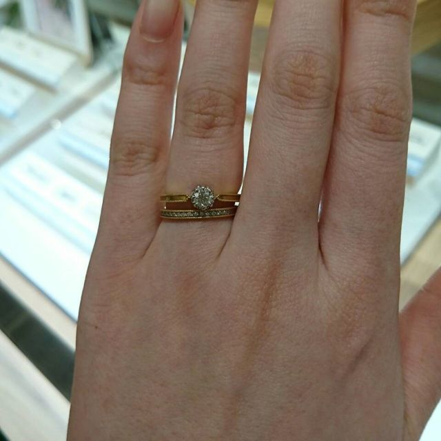 【BIJOUPIKO(ビジュピコ)の口コミ】 ソリティアタイプ。ゴールドのアームがミル打ちされていて、少しアンティ…