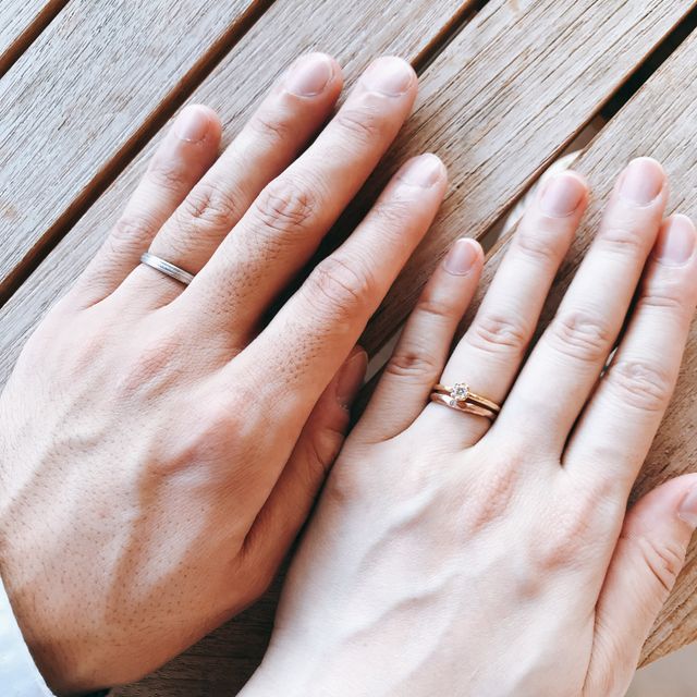【YUKA HOJO(ユカホウジョウ)の口コミ】 細身で凹凸のある味のあるデザインと、婚約指輪のCapriと重ねづけした時の…