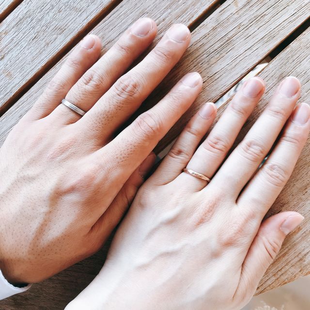 【YUKA HOJO(ユカホウジョウ)の口コミ】 細身で凹凸のある味のあるデザインと、婚約指輪のCapriと重ねづけした時の…