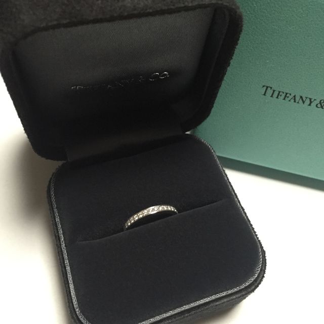 【ティファニー(Tiffany & Co.)の口コミ】 婚約指輪をティファニーでいただいたので、揃えました。
  メレダイヤがフ…