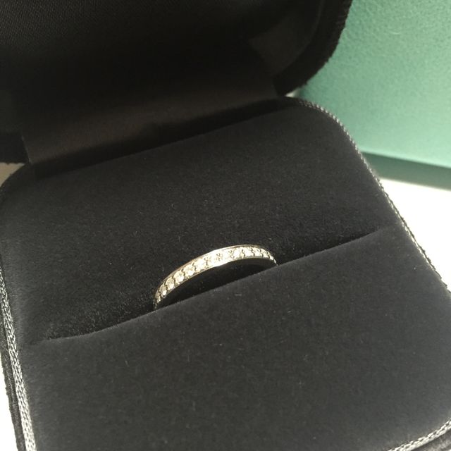 【ティファニー(Tiffany & Co.)の口コミ】 婚約指輪をティファニーでいただいたので、揃えました。
  メレダイヤがフ…