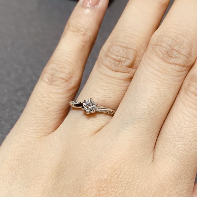 【銀座ダイヤモンドシライシの口コミ】 シンプルすぎないデザインであまり派手に見えないものが希望でした。緩や…