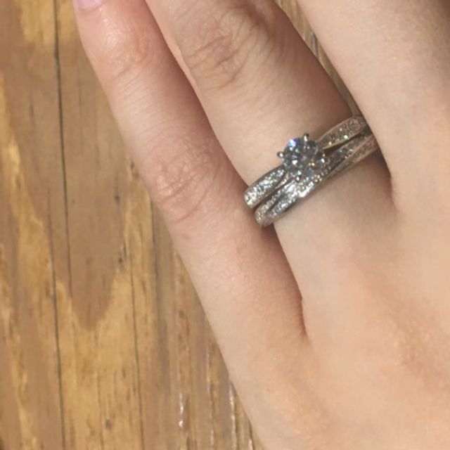 【BIJOUPIKO(ビジュピコ)の口コミ】 婚約指輪はセンターの大きめのダイヤモンドとサイドのメレダイヤの輝き方…