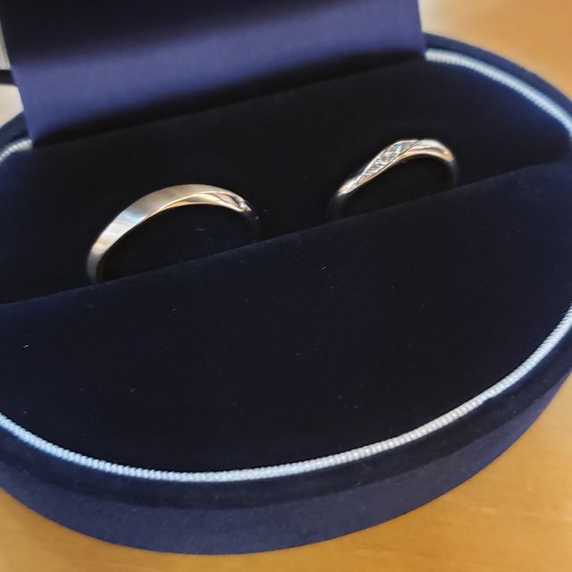 【Something Blue(サムシングブルー)の口コミ】 婚約指輪と重ね付けを考えていました。２種類の結婚指輪と迷いましたが婚…
