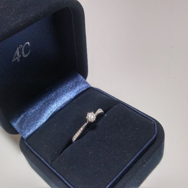 【4℃ BRIDAL(ヨンドシーブライダル)の口コミ】 わたしはあまり指が細くてきれいという感じではないですが、この指輪は中…