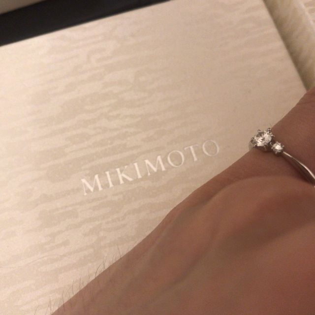 【MIKIMOTO(ミキモト)の口コミ】 デザインが好みだったので。三つ並びでダイヤモンドが左右やや小さいと大…