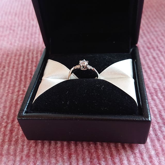 【エクセルコダイヤモンド(EXELCO DIAMOND)の口コミ】 デザインが可愛らしく、ダイヤモンドの輝きもキラキラしていてとても綺麗…