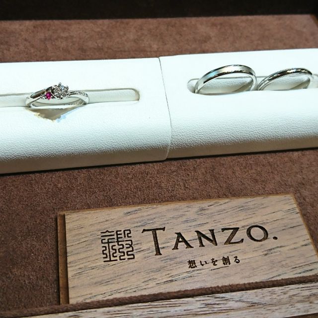 【TANZO.(鍛造指輪)の口コミ】 婚約指輪には自分の誕生石であるルビーを入れたいと思っていたので、フル…
