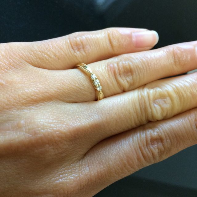 【エクセルコダイヤモンド(EXELCO DIAMOND)の口コミ】 デザインがとにかく素敵！！3つのダイヤは過去、現在、未来を表すものだそ…