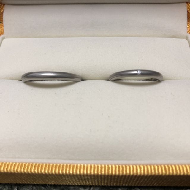 【ケイウノ ブライダル(K.UNO BRIDAL)の口コミ】 つや消しのシンプルなリングを探していましたが、シンプルさの中にも遊び…