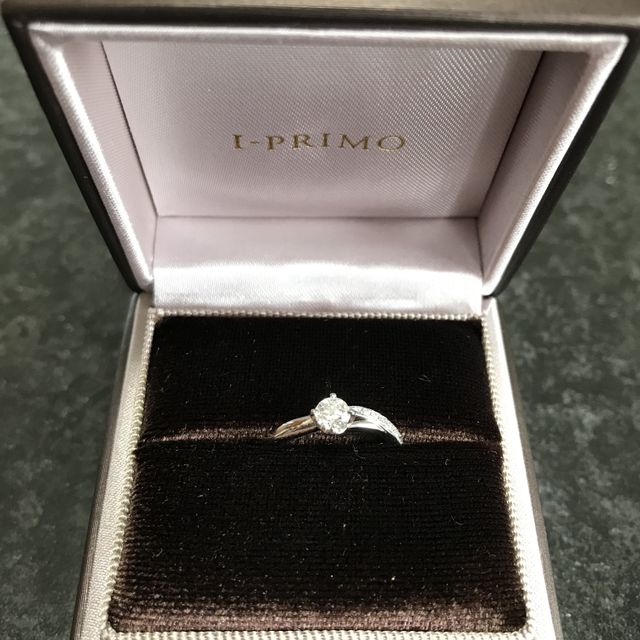 【アイプリモ(I-PRIMO)の口コミ】 片サイドに7つダイヤがあしらわれていて、左右で見た印象がそれぞれ違う所…