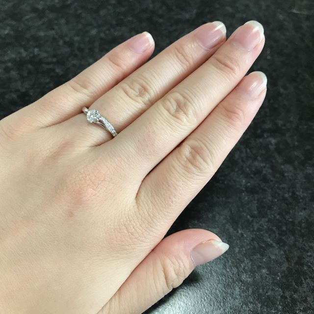 【アイプリモ(I-PRIMO)の口コミ】 片サイドに7つダイヤがあしらわれていて、左右で見た印象がそれぞれ違う所…