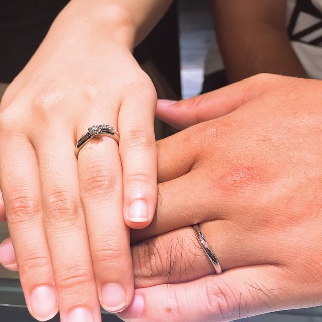 【ラザール ダイヤモンド(LAZARE DIAMOND)の口コミ】 いただいた婚約指輪と重ねて着ける時のことを考えて選びました。同じウェ…